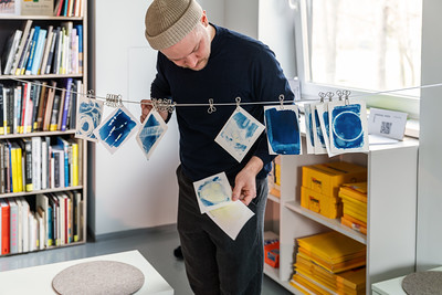 <p><a href="https://galleries.seirer-photography.com">seirer-photography</a><br />Artist Examining Cyanotype Prints in Studio Workspace with Bookshelf</p><p><a href="https://galleries.seirer-photography.com/Clients/Foto-Arsenal-Wien/2025-03-21-Grand-Opening/i-QNWfx8p" title="Artist Examining Cyanotype Prints in Studio Workspace with Bookshelf"><img src="https://galleries.seirer-photography.com/Clients/Foto-Arsenal-Wien/2025-03-21-Grand-Opening/i-QNWfx8p/0/KQzGgxqDr7665ZgbbtS38wSTb4vL3s7BLCJWT5zsx/Th/20250323_122819_foto_arsenal_eroeffnung_-Th.jpg" width="150" height="150" alt="Artist Examining Cyanotype Prints in Studio Workspace with Bookshelf" title="Artist Examining Cyanotype Prints in Studio Workspace with Bookshelf" style="border: 1px solid #000000;" /></a></p>