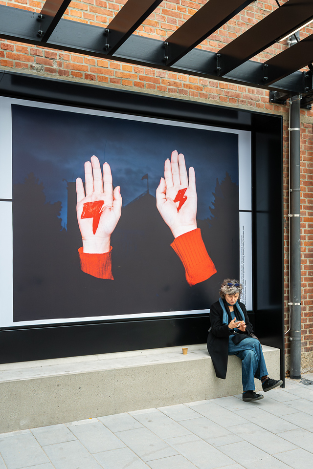 <p><a href="https://galleries.seirer-photography.com">seirer-photography</a><br />Graphic Art Installation with Raised Hands at Urban Gallery Space</p><p><a href="https://galleries.seirer-photography.com/Clients/Foto-Arsenal-Wien/2025-03-21-Grand-Opening/i-ghR8zMS" title="Graphic Art Installation with Raised Hands at Urban Gallery Space"><img src="https://galleries.seirer-photography.com/Clients/Foto-Arsenal-Wien/2025-03-21-Grand-Opening/i-ghR8zMS/0/MzNcrnxFCqD6NwQdg73GXmbKfRZs8pB4cNGhFsBWS/Th/20250322_135344_foto_arsenal_eroeffnung_-Th.jpg" width="150" height="150" alt="Graphic Art Installation with Raised Hands at Urban Gallery Space" title="Graphic Art Installation with Raised Hands at Urban Gallery Space" style="border: 1px solid #000000;" /></a></p>