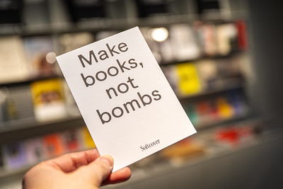 <p><a href="https://galleries.seirer-photography.com">seirer-photography</a><br />Peaceful Literary Message Held in Bookstore Setting</p><p><a href="https://galleries.seirer-photography.com/Clients/Foto-Arsenal-Wien/2025-03-21-Grand-Opening/i-z5JsqX8" title="Peaceful Literary Message Held in Bookstore Setting"><img src="https://galleries.seirer-photography.com/Clients/Foto-Arsenal-Wien/2025-03-21-Grand-Opening/i-z5JsqX8/0/KTg44Fv6PG582zpsPq9j8NQdRmgkbDqnwqsNNdxqc/Th/20250321_181025_foto_arsenal_eroeffnung_-Th.jpg" width="150" height="150" alt="Peaceful Literary Message Held in Bookstore Setting" title="Peaceful Literary Message Held in Bookstore Setting" style="border: 1px solid #000000;" /></a></p>