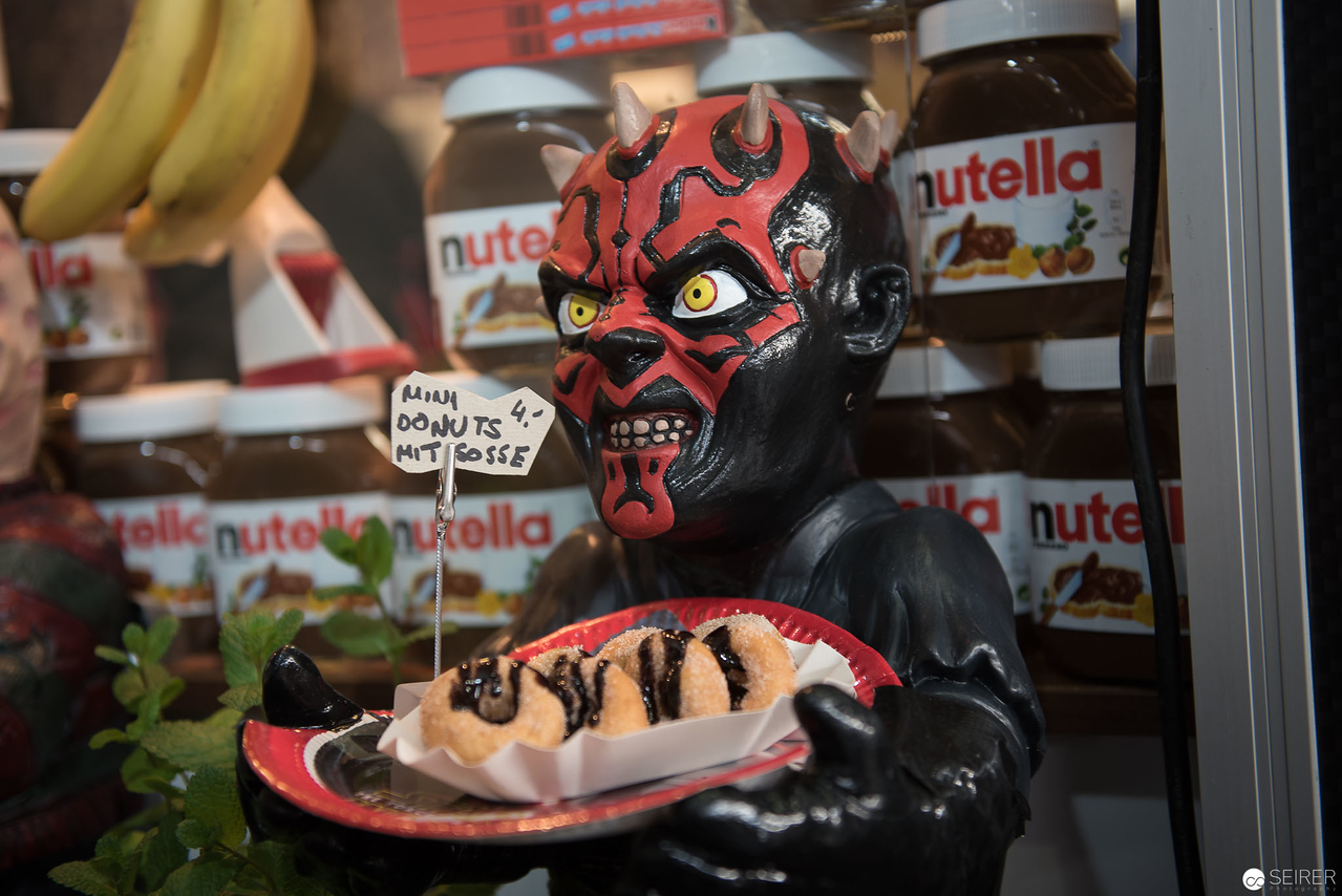 <p><a href="https://galleries.seirer-photography.com">seirer-photography</a><br />Darth Maul Mascot Presenting Nutella-Drizzled Pastry Among Retail Display</p><p><a href="https://galleries.seirer-photography.com/Events/2017/ViennaComicCon/Day-1/i-BgKsbFt" title="Darth Maul Mascot Presenting Nutella-Drizzled Pastry Among Retail Display"><img src="https://galleries.seirer-photography.com/Events/2017/ViennaComicCon/Day-1/i-BgKsbFt/0/KKQm4Q76j8qwq2Z4d4kPbks4WM8pZ2nFFWSzzj2P3/Th/20171118_122213_vienna_comiccon_day1_79838-Th.jpg" width="150" height="150" alt="Darth Maul Mascot Presenting Nutella-Drizzled Pastry Among Retail Display" title="Darth Maul Mascot Presenting Nutella-Drizzled Pastry Among Retail Display" style="border: 1px solid #000000;" /></a></p>