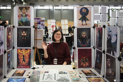 <p><a href="https://galleries.seirer-photography.com">seirer-photography</a><br />Artist at Convention Displaying Vibrant Fantasy Illustration Portfolio</p><p><a href="https://galleries.seirer-photography.com/Events/2017/ViennaComicCon/Day-1/i-TJsD7xr" title="Artist at Convention Displaying Vibrant Fantasy Illustration Portfolio"><img src="https://galleries.seirer-photography.com/Events/2017/ViennaComicCon/Day-1/i-TJsD7xr/0/L7sWvRshBdnJ3jsKR8TLW4vMJ8Pr2wzRL7X7sfKhb/Th/20171118_144104_vienna_comiccon_day1_70086-Th.jpg" width="150" height="150" alt="Artist at Convention Displaying Vibrant Fantasy Illustration Portfolio" title="Artist at Convention Displaying Vibrant Fantasy Illustration Portfolio" style="border: 1px solid #000000;" /></a></p>