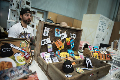 <p><a href="https://galleries.seirer-photography.com">seirer-photography</a><br />Artisan Vendor's Merchandising Display with Graphic Design Prints and Wooden Crate</p><p><a href="https://galleries.seirer-photography.com/Events/2017/ViennaComicCon/Day-1/i-gFQhsrq" title="Artisan Vendor's Merchandising Display with Graphic Design Prints and Wooden Crate"><img src="https://galleries.seirer-photography.com/Events/2017/ViennaComicCon/Day-1/i-gFQhsrq/0/NX2PDX3sftbjT63mSzRRrjMbkmW9kRQjG544RpVpB/Th/20171118_130852_vienna_comiccon_day1_79911-Th.jpg" width="150" height="150" alt="Artisan Vendor's Merchandising Display with Graphic Design Prints and Wooden Crate" title="Artisan Vendor's Merchandising Display with Graphic Design Prints and Wooden Crate" style="border: 1px solid #000000;" /></a></p>