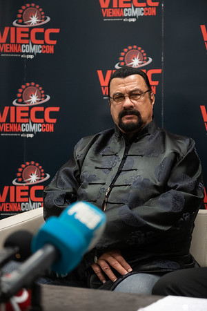 <p><a href="https://galleries.seirer-photography.com">seirer-photography</a><br />Steven Seagal at Vienna ComicCon 2019, Seated During Press Event</p><p><a href="https://galleries.seirer-photography.com/Events/2019/VIECC/Vienna-ComicCon-2019/i-ch94B87" title="Steven Seagal at Vienna ComicCon 2019, Seated During Press Event"><img src="https://galleries.seirer-photography.com/Events/2019/VIECC/Vienna-ComicCon-2019/i-ch94B87/0/K5PgcRNTTCK3cqGbvR6j6JtSkzDhDgdNqf9ZjScqc/Th/20191123_131429-viecc_3609-Th.jpg" width="150" height="150" alt="Steven Seagal at Vienna ComicCon 2019, Seated During Press Event" title="Steven Seagal at Vienna ComicCon 2019, Seated During Press Event" style="border: 1px solid #000000;" /></a></p>