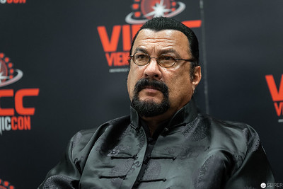 <p><a href="https://galleries.seirer-photography.com">seirer-photography</a><br />Actor at Vienna ComicCon 2019 Press Conference in Formal Dark Attire</p><p><a href="https://galleries.seirer-photography.com/Events/2019/VIECC/Vienna-ComicCon-2019/i-hpCvJV8" title="Actor at Vienna ComicCon 2019 Press Conference in Formal Dark Attire"><img src="https://galleries.seirer-photography.com/Events/2019/VIECC/Vienna-ComicCon-2019/i-hpCvJV8/1/McB8SbFDD4j7J5g82w9qrJshswpML3LqjcPcCCKBz/Th/20191123_131905-viecc_9658-Th.jpg" width="150" height="150" alt="Actor at Vienna ComicCon 2019 Press Conference in Formal Dark Attire" title="Actor at Vienna ComicCon 2019 Press Conference in Formal Dark Attire" style="border: 1px solid #000000;" /></a></p>