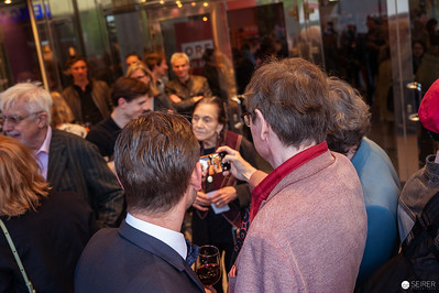 <p><a href="https://galleries.seirer-photography.com">seirer-photography</a><br />Maria Lassnig Film Premiere Audience at Gartenbaukino, Vienna 2024</p><p><a href="https://galleries.seirer-photography.com/Events/2024/2024-04-11-Mit-einem-Tiger-schlafen-Maria-Lassnig-Premiere/i-dRt84Bh" title="Maria Lassnig Film Premiere Audience at Gartenbaukino, Vienna 2024"><img src="https://galleries.seirer-photography.com/Events/2024/2024-04-11-Mit-einem-Tiger-schlafen-Maria-Lassnig-Premiere/i-dRt84Bh/0/Lm8PpfMpWkvPWRHXtqP9B9VsqDrZ4dTkmzs34LFDq/Th/20240411_185412_maria_lasssnig_film_6658-Th.jpg" width="150" height="150" alt="Maria Lassnig Film Premiere Audience at Gartenbaukino, Vienna 2024" title="Maria Lassnig Film Premiere Audience at Gartenbaukino, Vienna 2024" style="border: 1px solid #000000;" /></a></p>