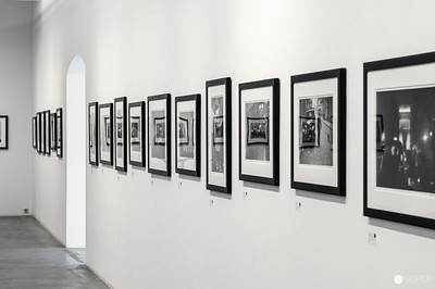 <p><a href="https://galleries.seirer-photography.com">seirer-photography</a><br />Gallery Exhibition of Black and White Photographs in Minimalist White Space</p><p><a href="https://galleries.seirer-photography.com/Events/2024/2024-04-12-Ostlicht-Elliott-Erwitt/i-zr5qH7N" title="Gallery Exhibition of Black and White Photographs in Minimalist White Space"><img src="https://galleries.seirer-photography.com/Events/2024/2024-04-12-Ostlicht-Elliott-Erwitt/i-zr5qH7N/0/M3mbRhsrwK2GSfsTTrCx7zFvPWTg7t3kW6Fvr55hf/Th/20240412_142423_ostlicht-elliott-erwitt_7292-Th.jpg" width="150" height="150" alt="Gallery Exhibition of Black and White Photographs in Minimalist White Space" title="Gallery Exhibition of Black and White Photographs in Minimalist White Space" style="border: 1px solid #000000;" /></a></p>
