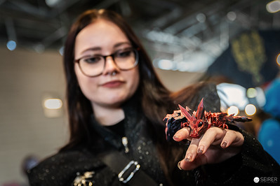 <p><a href="https://galleries.seirer-photography.com">seirer-photography</a><br />Red Dragon Cosplay Accessory at Vienna ComicCon 2024</p><p><a href="https://galleries.seirer-photography.com/Events/2024/VIECC/TheBestPhotos/i-VTb2HkP" title="Red Dragon Cosplay Accessory at Vienna ComicCon 2024"><img src="https://galleries.seirer-photography.com/Events/2024/VIECC/TheBestPhotos/i-VTb2HkP/1/KXx7vsrsKZffpfnfRBt8t8MLKtpJ9WBtB97RNzcQf/Th/20241123_115323_viecc_1929-Th.jpg" width="150" height="150" alt="Red Dragon Cosplay Accessory at Vienna ComicCon 2024" title="Red Dragon Cosplay Accessory at Vienna ComicCon 2024" style="border: 1px solid #000000;" /></a></p>