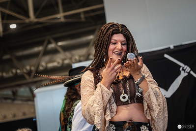 <p><a href="https://galleries.seirer-photography.com">seirer-photography</a><br />Performer in Bohemian Costume at Vienna ComicCon 2024 Laughing with Prop</p><p><a href="https://galleries.seirer-photography.com/Events/2024/VIECC/TheBestPhotos/i-fP659TC" title="Performer in Bohemian Costume at Vienna ComicCon 2024 Laughing with Prop"><img src="https://galleries.seirer-photography.com/Events/2024/VIECC/TheBestPhotos/i-fP659TC/0/MCPHC8qnRPgBSz7jWdqB9LZbc9hxwfwMdgDhm5HKs/Th/20241123_150750_viecc_3429-Th.jpg" width="150" height="150" alt="Performer in Bohemian Costume at Vienna ComicCon 2024 Laughing with Prop" title="Performer in Bohemian Costume at Vienna ComicCon 2024 Laughing with Prop" style="border: 1px solid #000000;" /></a></p>