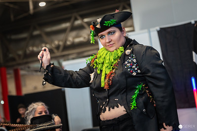 <p><a href="https://galleries.seirer-photography.com">seirer-photography</a><br />Cosplayer in Elaborate Green and Black Costume at Vienna ComicCon 2024</p><p><a href="https://galleries.seirer-photography.com/Events/2024/VIECC/TheBestPhotos/i-r28h24s" title="Cosplayer in Elaborate Green and Black Costume at Vienna ComicCon 2024"><img src="https://galleries.seirer-photography.com/Events/2024/VIECC/TheBestPhotos/i-r28h24s/0/MBdBxS9S7fCNMN2h9FhWZ92GMk9R9RbnbpvQjX2hz/Th/20241123_150747_viecc_3426-Th.jpg" width="150" height="150" alt="Cosplayer in Elaborate Green and Black Costume at Vienna ComicCon 2024" title="Cosplayer in Elaborate Green and Black Costume at Vienna ComicCon 2024" style="border: 1px solid #000000;" /></a></p>