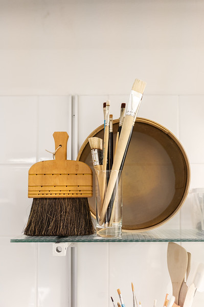 <p><a href="https://galleries.seirer-photography.com">seirer-photography</a><br />Art Studio Tools: Brushes, Dust Brush, and Ceramic Bowl on Glass Shelf</p><p><a href="https://galleries.seirer-photography.com/Events/2025/2025-01-15-NHM-x-Foto-Arsenal-Wien/i-jt74LRN" title="Art Studio Tools: Brushes, Dust Brush, and Ceramic Bowl on Glass Shelf"><img src="https://galleries.seirer-photography.com/Events/2025/2025-01-15-NHM-x-Foto-Arsenal-Wien/i-jt74LRN/0/KsX4C9f7H7mxj43CJjhDGbrRnScx6krHT6k83hz6Z/Th/20250115_173219_nhm_x_foto_arsenal_7162-Th.jpg" width="150" height="150" alt="Art Studio Tools: Brushes, Dust Brush, and Ceramic Bowl on Glass Shelf" title="Art Studio Tools: Brushes, Dust Brush, and Ceramic Bowl on Glass Shelf" style="border: 1px solid #000000;" /></a></p>