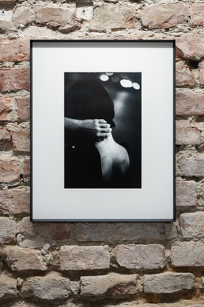 <p><a href="https://galleries.seirer-photography.com">seirer-photography</a><br />Intimate Black and White Photographic Portrait in Framed Exhibition</p><p><a href="https://galleries.seirer-photography.com/Events/2025/2025-10-16-G99-Galerie-Kit-Young/i-SKp6J8C" title="Intimate Black and White Photographic Portrait in Framed Exhibition"><img src="https://galleries.seirer-photography.com/Events/2025/2025-10-16-G99-Galerie-Kit-Young/i-SKp6J8C/0/NRSDnsHCgV7L9xmgW3Qxvf3fQxp7VMhPR5hG4Nzxg/Th/20251016-165711_g99-kit-young_4627-Th.jpg" width="150" height="150" alt="Intimate Black and White Photographic Portrait in Framed Exhibition" title="Intimate Black and White Photographic Portrait in Framed Exhibition" style="border: 1px solid #000000;" /></a></p>