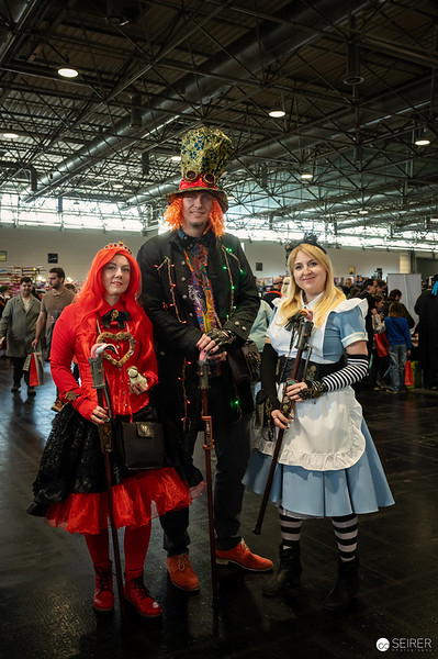 <p><a href="https://galleries.seirer-photography.com">seirer-photography</a><br />VIECC - Vienna ComicCon 2025</p><p><a href="https://galleries.seirer-photography.com/Events/2025/VIECC-Vienna-ComicCon/Samstag-Sonntag/i-6VhQRhV" title="VIECC - Vienna ComicCon 2025"><img src="https://galleries.seirer-photography.com/Events/2025/VIECC-Vienna-ComicCon/Samstag-Sonntag/i-6VhQRhV/3/M6sSNDjVCjVHGLsQVPMrndmTT49mqHk4V77Lw7sGZ/Th/20251122-121723_viecc_c_michael-seirer-photography_1777-Th.jpg" width="150" height="150" alt="VIECC - Vienna ComicCon 2025" title="VIECC - Vienna ComicCon 2025" style="border: 1px solid #000000;" /></a></p>