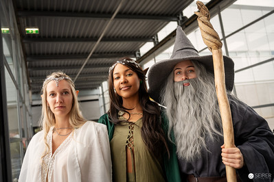 <p><a href="https://galleries.seirer-photography.com">seirer-photography</a><br />VIECC - Vienna ComicCon 2025</p><p><a href="https://galleries.seirer-photography.com/Events/2025/VIECC-Vienna-ComicCon/Samstag-Sonntag/i-GjmXHfK" title="VIECC - Vienna ComicCon 2025"><img src="https://galleries.seirer-photography.com/Events/2025/VIECC-Vienna-ComicCon/Samstag-Sonntag/i-GjmXHfK/3/K6PgKLh9Ht7CQV4MwftDfd9z37RcB699dPfxT6hRj/Th/20251122-152524_viecc_c_michael-seirer-photography_4587-Th.jpg" width="150" height="150" alt="VIECC - Vienna ComicCon 2025" title="VIECC - Vienna ComicCon 2025" style="border: 1px solid #000000;" /></a></p>