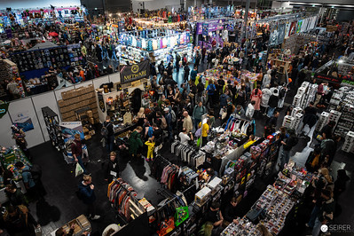 <p><a href="https://galleries.seirer-photography.com">seirer-photography</a><br />VIECC - Vienna ComicCon 2025</p><p><a href="https://galleries.seirer-photography.com/Events/2025/VIECC-Vienna-ComicCon/Samstag-Sonntag/i-sZKCtwz" title="VIECC - Vienna ComicCon 2025"><img src="https://galleries.seirer-photography.com/Events/2025/VIECC-Vienna-ComicCon/Samstag-Sonntag/i-sZKCtwz/3/LM92WwQDdTZQVsKNNvds73xVPX4mtMD2BkMWDZCgB/Th/20251122-175413_viecc_c_michael-seirer-photography_5081-Th.jpg" width="150" height="150" alt="VIECC - Vienna ComicCon 2025" title="VIECC - Vienna ComicCon 2025" style="border: 1px solid #000000;" /></a></p>