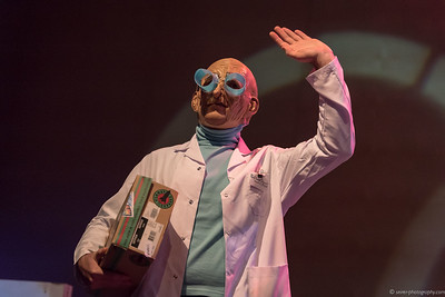 <p><a href="https://galleries.seirer-photography.com">seirer-photography</a><br />Costumed Performer in White Lab Coat with Blue Mask at Vienna ComicCon 2015</p><p><a href="https://galleries.seirer-photography.com/Events/ViennaComicCon2015/CosplayContest/i-FVGqShz" title="Costumed Performer in White Lab Coat with Blue Mask at Vienna ComicCon 2015"><img src="https://galleries.seirer-photography.com/Events/ViennaComicCon2015/CosplayContest/i-FVGqShz/0/KXpCvgZMsTKRpBjGtc8vpdQg2d3v3Qgxp9VqZsC8J/Th/2015-11-21-17-19-27_viecc_cosplay_8071-Th.jpg" width="150" height="150" alt="Costumed Performer in White Lab Coat with Blue Mask at Vienna ComicCon 2015" title="Costumed Performer in White Lab Coat with Blue Mask at Vienna ComicCon 2015" style="border: 1px solid #000000;" /></a></p>