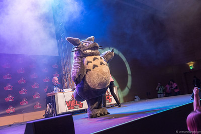 <p><a href="https://galleries.seirer-photography.com">seirer-photography</a><br />Totoro Cosplay Mascot on Stage at Vienna ComicCon 2015 Cosplay Contest</p><p><a href="https://galleries.seirer-photography.com/Events/ViennaComicCon2015/CosplayContest/i-PLxPSbm" title="Totoro Cosplay Mascot on Stage at Vienna ComicCon 2015 Cosplay Contest"><img src="https://galleries.seirer-photography.com/Events/ViennaComicCon2015/CosplayContest/i-PLxPSbm/0/NfVJc3qt7fzHQH3B7zcmzN74fHRvQtrLcTKdz2KFg/Th/2015-11-21-17-13-47_viecc_cosplay_7929-Th.jpg" width="150" height="150" alt="Totoro Cosplay Mascot on Stage at Vienna ComicCon 2015 Cosplay Contest" title="Totoro Cosplay Mascot on Stage at Vienna ComicCon 2015 Cosplay Contest" style="border: 1px solid #000000;" /></a></p>