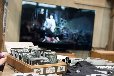 <p><a href="https://galleries.seirer-photography.com">seirer-photography</a><br />Vienna ComicCon 2015: Merchandise Display with Television Backdrop at Messe Wien</p><p><a href="https://galleries.seirer-photography.com/Events/ViennaComicCon2015/Vienna-ComicCon/i-Dr9CCqG" title="Vienna ComicCon 2015: Merchandise Display with Television Backdrop at Messe Wien"><img src="https://galleries.seirer-photography.com/Events/ViennaComicCon2015/Vienna-ComicCon/i-Dr9CCqG/0/NPsc2WJC6nFPKtDknWPxX476FmXRhtSGKZZXMrFFD/Th/2015-11-21-12-01-33_viecc_7127-Th.jpg" width="150" height="150" alt="Vienna ComicCon 2015: Merchandise Display with Television Backdrop at Messe Wien" title="Vienna ComicCon 2015: Merchandise Display with Television Backdrop at Messe Wien" style="border: 1px solid #000000;" /></a></p>