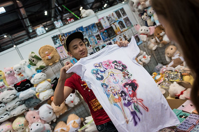 <p><a href="https://galleries.seirer-photography.com">seirer-photography</a><br />VIECC 2015: Anime T-Shirt Display amid Plush Toys at Vienna Comic Convention</p><p><a href="https://galleries.seirer-photography.com/Events/ViennaComicCon2015/Vienna-ComicCon/i-VHgMGxg" title="VIECC 2015: Anime T-Shirt Display amid Plush Toys at Vienna Comic Convention"><img src="https://galleries.seirer-photography.com/Events/ViennaComicCon2015/Vienna-ComicCon/i-VHgMGxg/0/KnHbBkDN8QH5dbGcWPcJxcmjF2TtnHJJv7q88JSqz/Th/2015-11-21-11-32-21_viecc_7050-Th.jpg" width="150" height="150" alt="VIECC 2015: Anime T-Shirt Display amid Plush Toys at Vienna Comic Convention" title="VIECC 2015: Anime T-Shirt Display amid Plush Toys at Vienna Comic Convention" style="border: 1px solid #000000;" /></a></p>