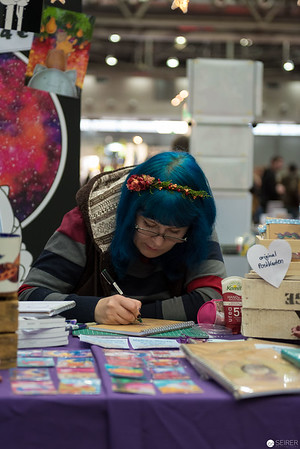 <p><a href="https://galleries.seirer-photography.com">seirer-photography</a><br />VIECC 2016: Artist in Blue Headwear Meticulously Working at Comic Convention Booth</p><p><a href="https://galleries.seirer-photography.com/Events/ViennaComicCon2016/20161119-Vienna-ComicCon/i-26zGNcg" title="VIECC 2016: Artist in Blue Headwear Meticulously Working at Comic Convention Booth"><img src="https://galleries.seirer-photography.com/Events/ViennaComicCon2016/20161119-Vienna-ComicCon/i-26zGNcg/0/MbdtzCBH7Twq6fqfcWVmRCdHZQ67D7TSkgZVgKRRQ/Th/20161119_120841_viecc_1804-Th.jpg" width="150" height="150" alt="VIECC 2016: Artist in Blue Headwear Meticulously Working at Comic Convention Booth" title="VIECC 2016: Artist in Blue Headwear Meticulously Working at Comic Convention Booth" style="border: 1px solid #000000;" /></a></p>