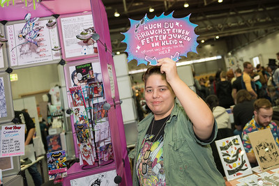 <p><a href="https://galleries.seirer-photography.com">seirer-photography</a><br />VIECC 2016: Comic Artist Displaying Playful Exhibition Sign at Convention Booth</p><p><a href="https://galleries.seirer-photography.com/Events/ViennaComicCon2016/20161119-Vienna-ComicCon/i-t46sVpC" title="VIECC 2016: Comic Artist Displaying Playful Exhibition Sign at Convention Booth"><img src="https://galleries.seirer-photography.com/Events/ViennaComicCon2016/20161119-Vienna-ComicCon/i-t46sVpC/0/KMdbbLTVQM9TGN6rB6SGFLwKfzVQWRWLcngC3SKKt/Th/20161119_131049_viecc_2109-Th.jpg" width="150" height="150" alt="VIECC 2016: Comic Artist Displaying Playful Exhibition Sign at Convention Booth" title="VIECC 2016: Comic Artist Displaying Playful Exhibition Sign at Convention Booth" style="border: 1px solid #000000;" /></a></p>