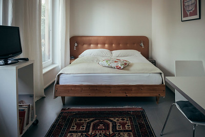 <p><a href="https://galleries.seirer-photography.com">seirer-photography</a><br />Hofhaus Vienna Minimalist Bedroom Interior with Mid-Century Modern Design Elements</p><p><a href="https://galleries.seirer-photography.com/Projects/Architecture/Hofhaus-Wien-Millergasse/i-G7K98SD" title="Hofhaus Vienna Minimalist Bedroom Interior with Mid-Century Modern Design Elements"><img src="https://galleries.seirer-photography.com/Projects/Architecture/Hofhaus-Wien-Millergasse/i-G7K98SD/0/KVKz3TWSzbprJNzs8qVMQZdmMsddwzjJPzncMZ6z4/Th/pfs_archworkshop_day4-046-Edit-3-Th.jpg" width="150" height="150" alt="Hofhaus Vienna Minimalist Bedroom Interior with Mid-Century Modern Design Elements" title="Hofhaus Vienna Minimalist Bedroom Interior with Mid-Century Modern Design Elements" style="border: 1px solid #000000;" /></a></p>